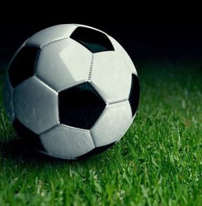 ballon de football sur lherbe sport 294x300 - Technologie: comment impacte-elle le football et le cyclisme?